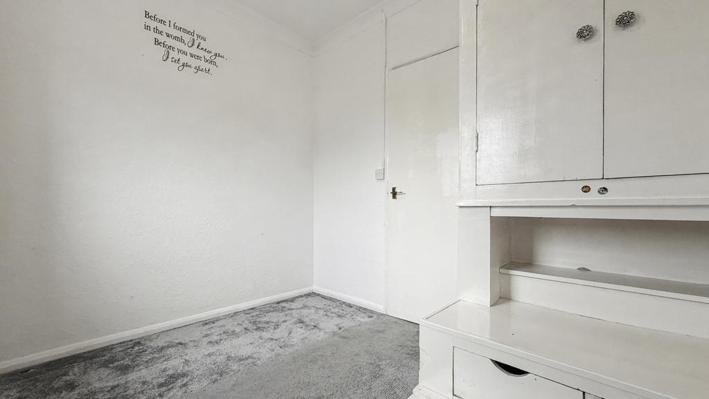 Bright, freshly painted single bedroom with bui...