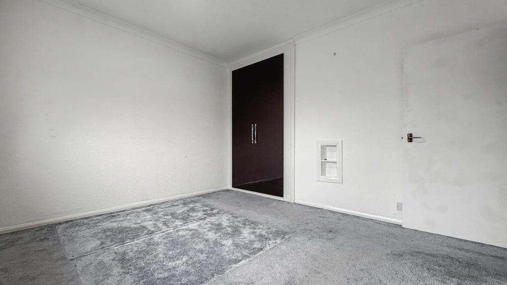 Neutral single bedroom with pale walls, fitted ...