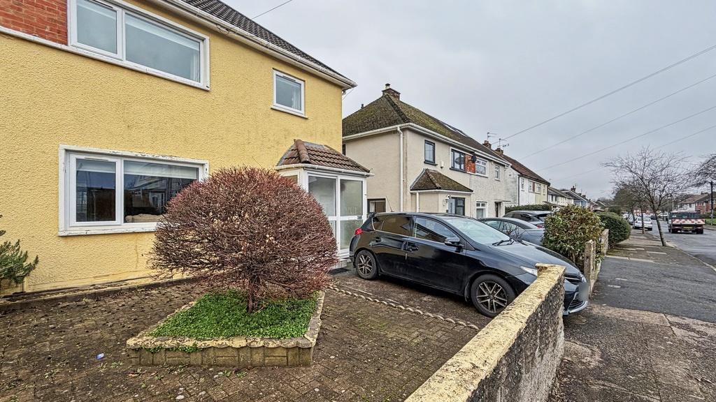 Well-kept street-facing semi-detached house wit...