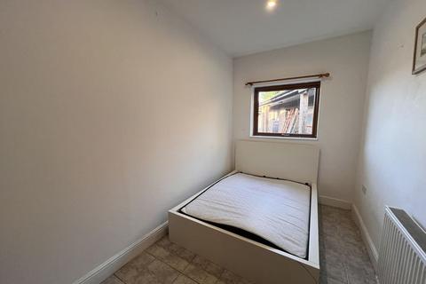 2 bedroom apartment to rent, Spronketts Lane, Haywards Heath