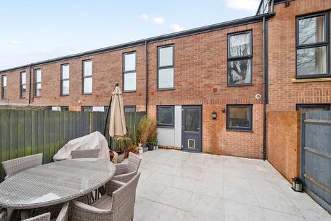 3 bedroom end of terrace house for sale, Liberator Place, Chichester