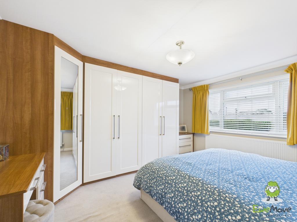 Ewe Move Estate Agents Fleet - Highdown - Master be