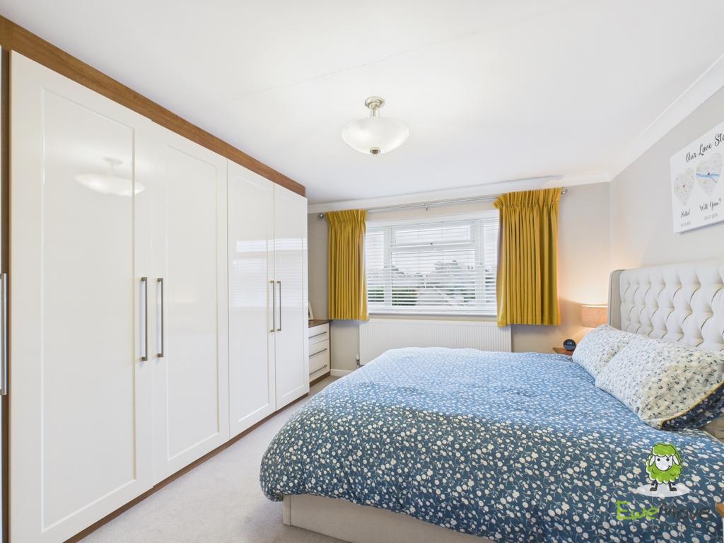 Ewe Move Estate Agents Fleet - Highdown - Master be