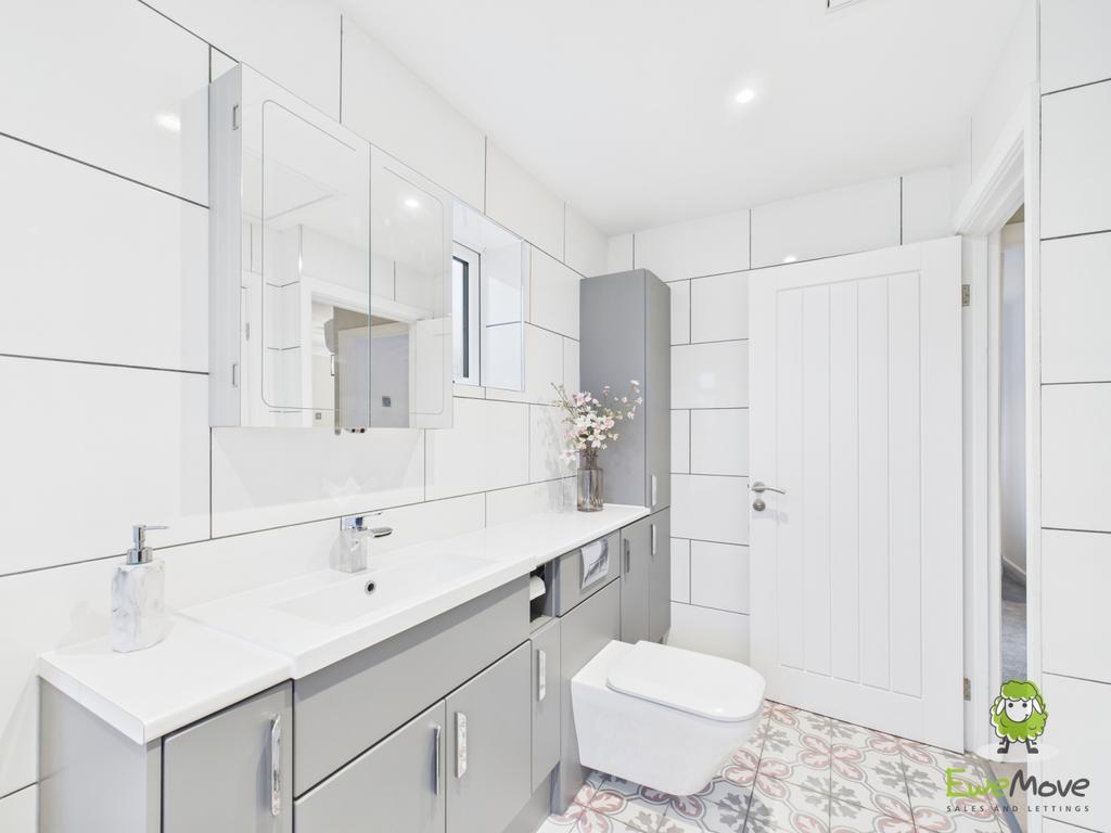 Ewe Move Estate Agents Fleet - Highdown - Bathroom