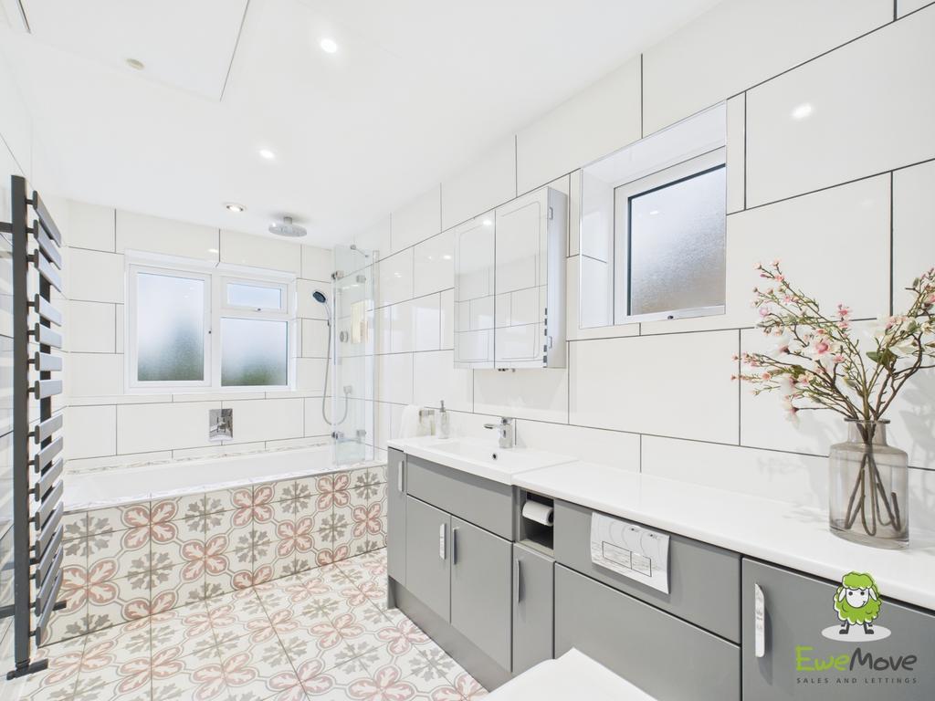 Ewe Move Estate Agents Fleet - Highdown - Bathroom