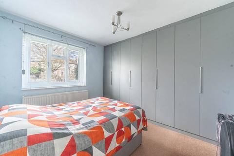 3 bedroom flat to rent, Imperial Drive, Rayners Lane, Harrow, HA2