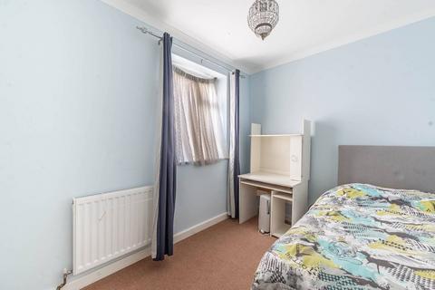 3 bedroom flat to rent, Imperial Drive, Rayners Lane, Harrow, HA2