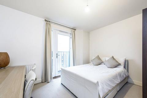 3 bedroom flat to rent, Telegraph Avenue, Colindale, London, NW9