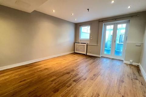 3 bedroom house to rent, Admiralty Street, Plymouth - Spacious three bedroom home