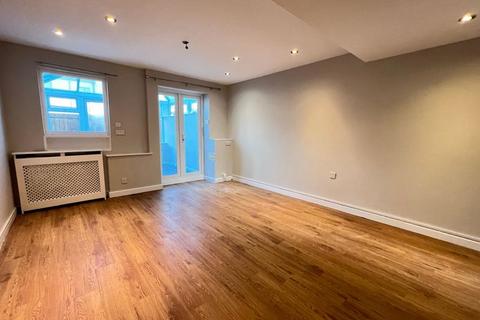 3 bedroom house to rent, Admiralty Street, Plymouth - Spacious three bedroom home