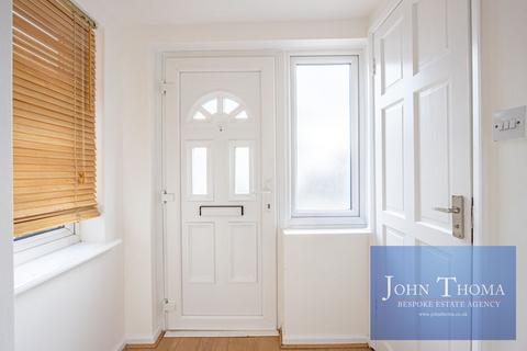 3 bedroom semi-detached house to rent, View Close, Chigwell IG7