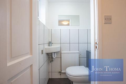 3 bedroom semi-detached house to rent, View Close, Chigwell IG7