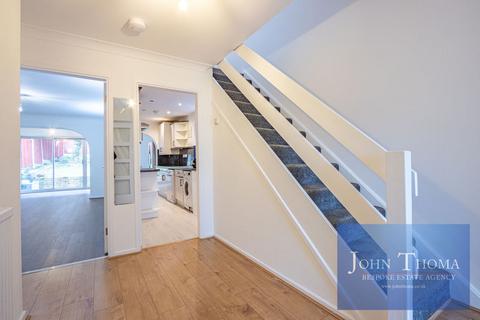 3 bedroom semi-detached house to rent, View Close, Chigwell IG7