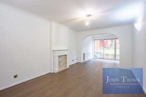 3 bedroom semi-detached house to rent, View Close, Chigwell IG7