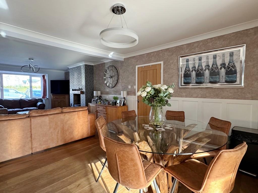 Lounge &amp; Diner