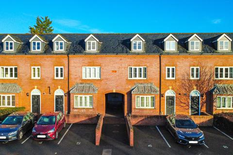 Monmouth Court, Bindon Road, Taunton - NO CHAIN!