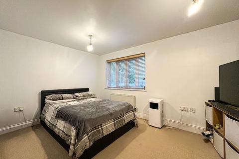 2 bedroom ground floor flat for sale, Monmouth Court, Bindon Road, Taunton - NO CHAIN!