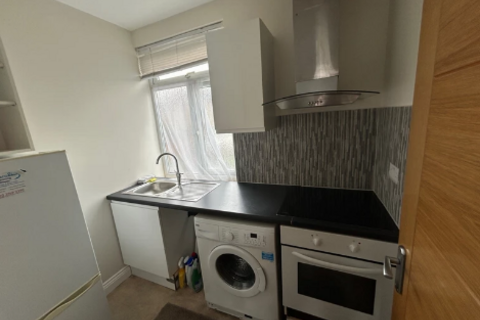 4 bedroom semi-detached house to rent, West Way, London NW10