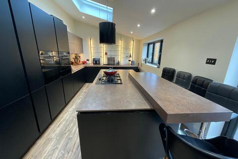 4 bedroom semi-detached house for sale, Elm Park, Hornchurch RM12