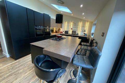 4 bedroom semi-detached house for sale, Elm Park, Hornchurch RM12