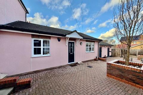 1 bedroom bungalow for sale, Robin Hood Mews, South Luton, Luton, Bedfordshire, LU1 3FY