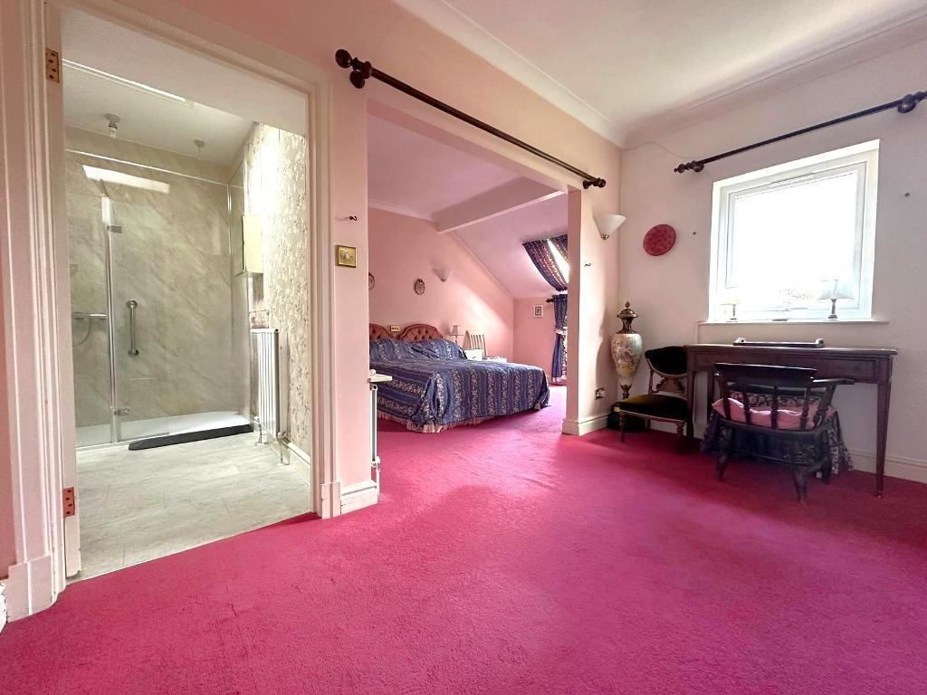 Principal Bedroom/Ensuite