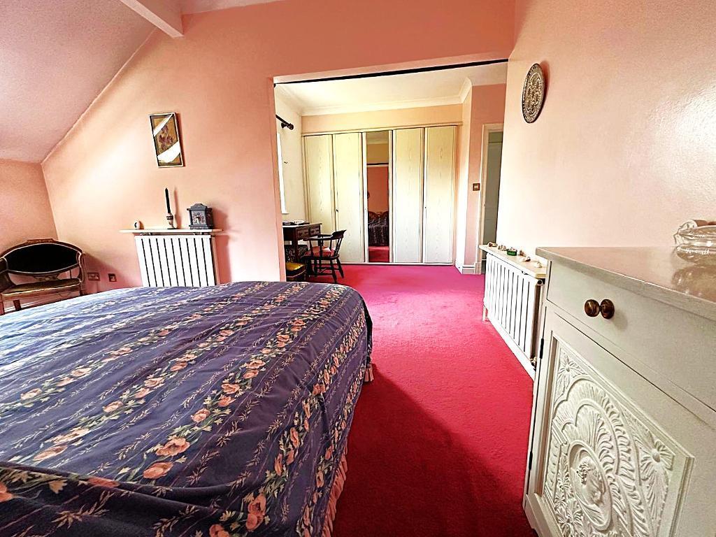 Principal bedroom