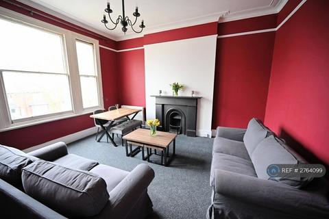 2 bedroom flat to rent, The Avenue, London, W13