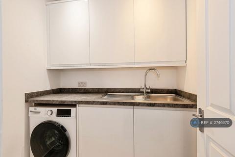 5 bedroom end of terrace house to rent, Station Avenue, Epsom, KT19