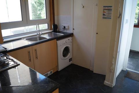 2 bedroom apartment to rent, Jamaica Street, first floor left, AB25
