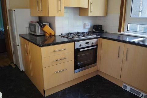 2 bedroom apartment to rent, Jamaica Street, first floor left, AB25