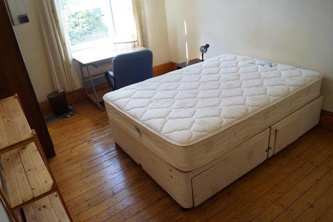 2 bedroom apartment to rent, Jamaica Street, first floor left, AB25