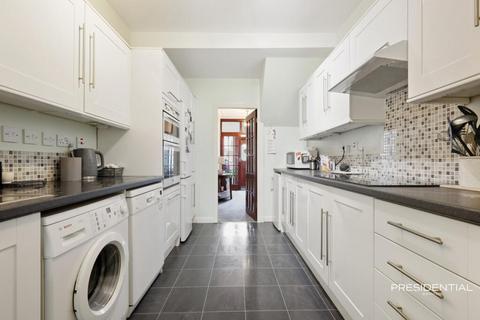 3 bedroom end of terrace house to rent, Glenwood Gardens, Ilford, IG6