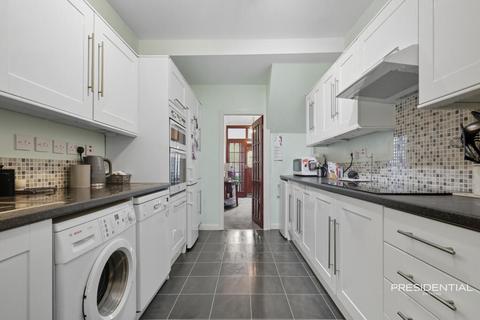 3 bedroom end of terrace house to rent, Glenwood Gardens, Ilford, IG6