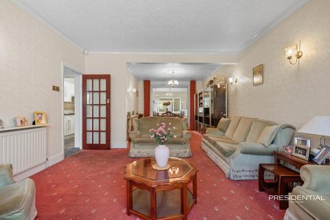 3 bedroom end of terrace house to rent, Glenwood Gardens, Ilford, IG6