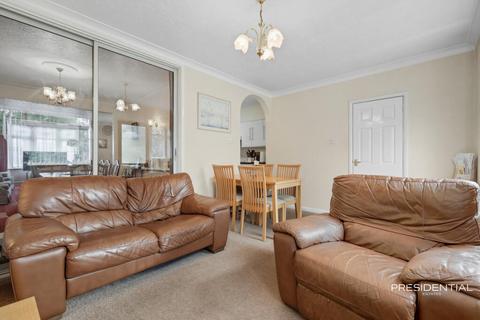 3 bedroom end of terrace house to rent, Glenwood Gardens, Ilford, IG6
