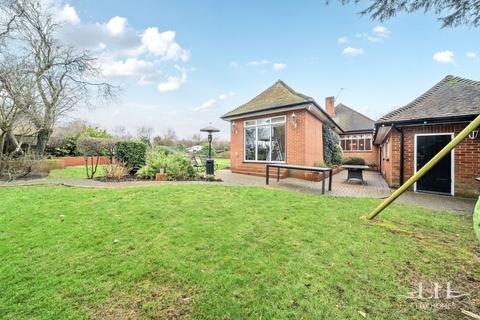 4 bedroom bungalow for sale, Heath Drive, Romford