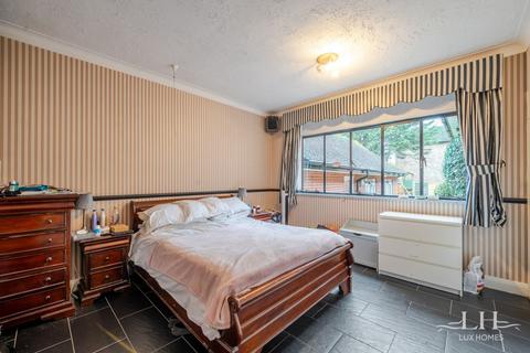 4 bedroom bungalow for sale, Heath Drive, Romford