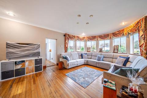 4 bedroom bungalow for sale, Heath Drive, Romford