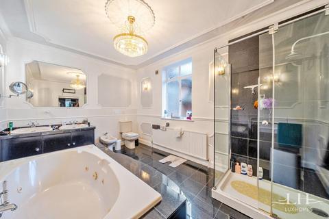 4 bedroom bungalow for sale, Heath Drive, Romford
