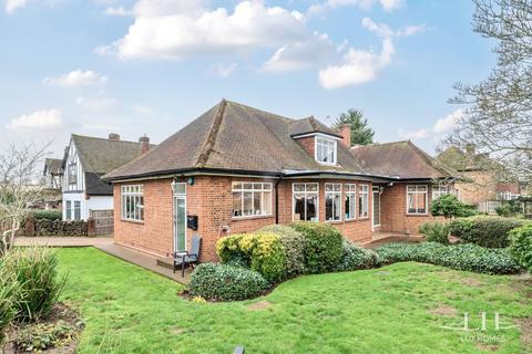 4 bedroom bungalow for sale, Heath Drive, Romford