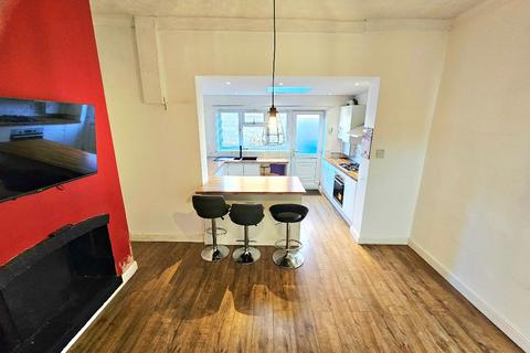 2 bedroom terraced house to rent, Wash Lane, Bury, Greater Manchester, BL9