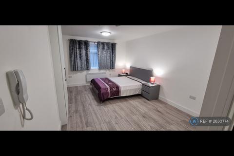 1 bedroom in a house share to rent, Doncaster Drive, Northolt London, UB5