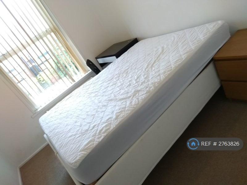 Double Bedroom, Upstairs Rear