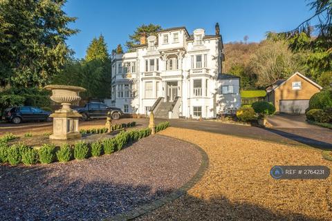 2 bedroom flat to rent, Cleveland, Reigate, RH2