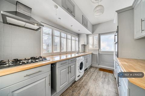 2 bedroom flat to rent, Cleveland, Reigate, RH2