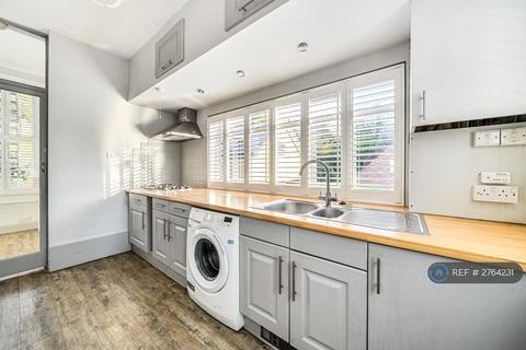 2 bedroom flat to rent, Cleveland, Reigate, RH2