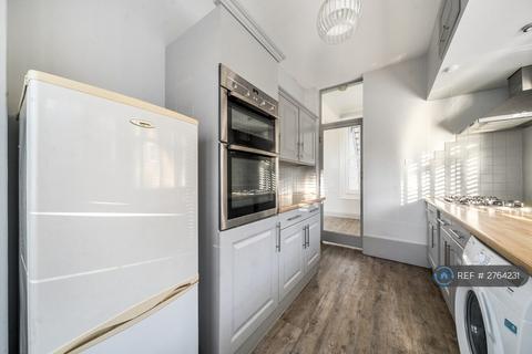 2 bedroom flat to rent, Cleveland, Reigate, RH2