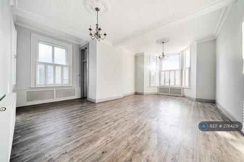 2 bedroom flat to rent, Cleveland, Reigate, RH2