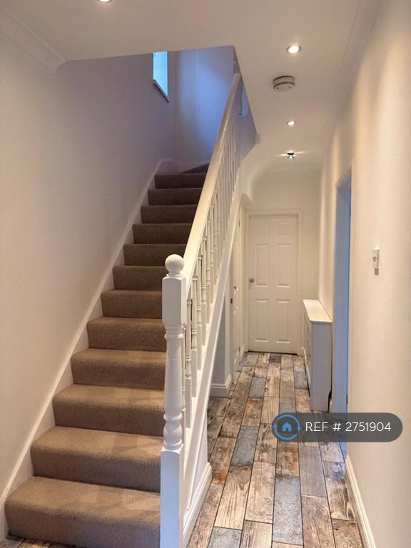 Hallway Leading To Living Room &amp; Downstairs Wc